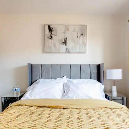 Stunning Private Room In A Home - Bathroom & Parking! Salford  Exteriör bild