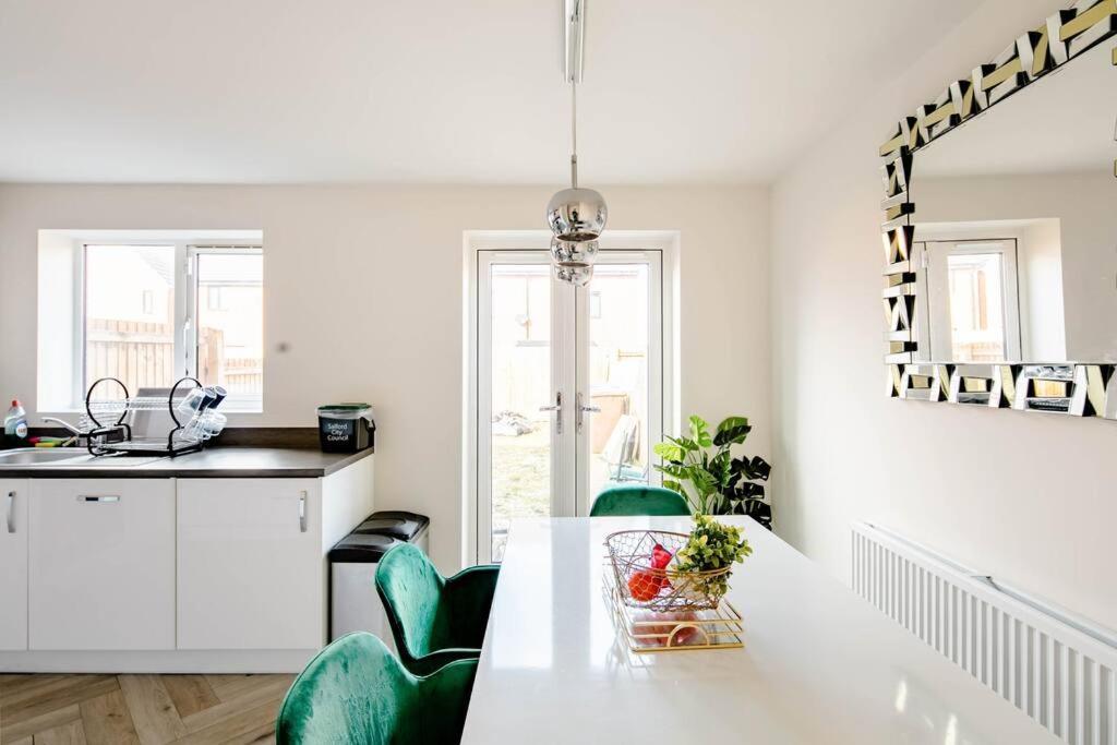 Stunning Private Room In A Home - Bathroom & Parking! Salford  Exteriör bild