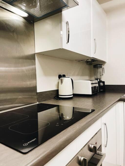 Stunning Private Room In A Home - Bathroom & Parking! Salford  Exteriör bild