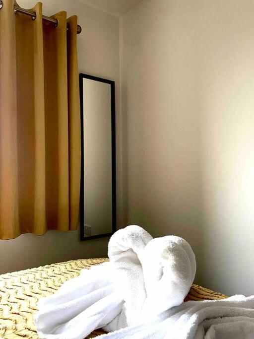 Stunning Private Room In A Home - Bathroom & Parking! Salford  Exteriör bild