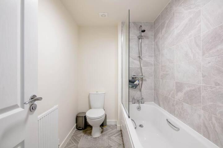 Stunning Private Room In A Home - Bathroom & Parking! Salford  Exteriör bild