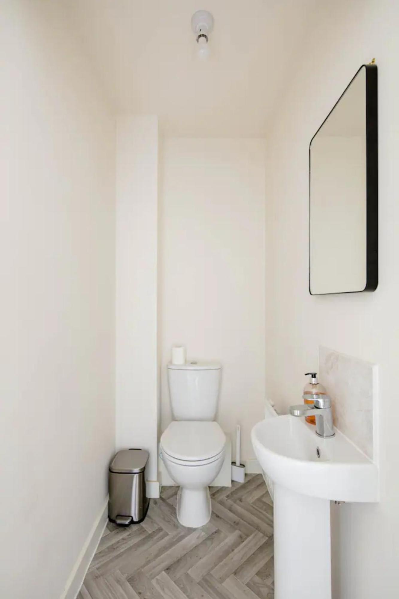 Stunning Private Room In A Home - Bathroom & Parking! Salford  Exteriör bild