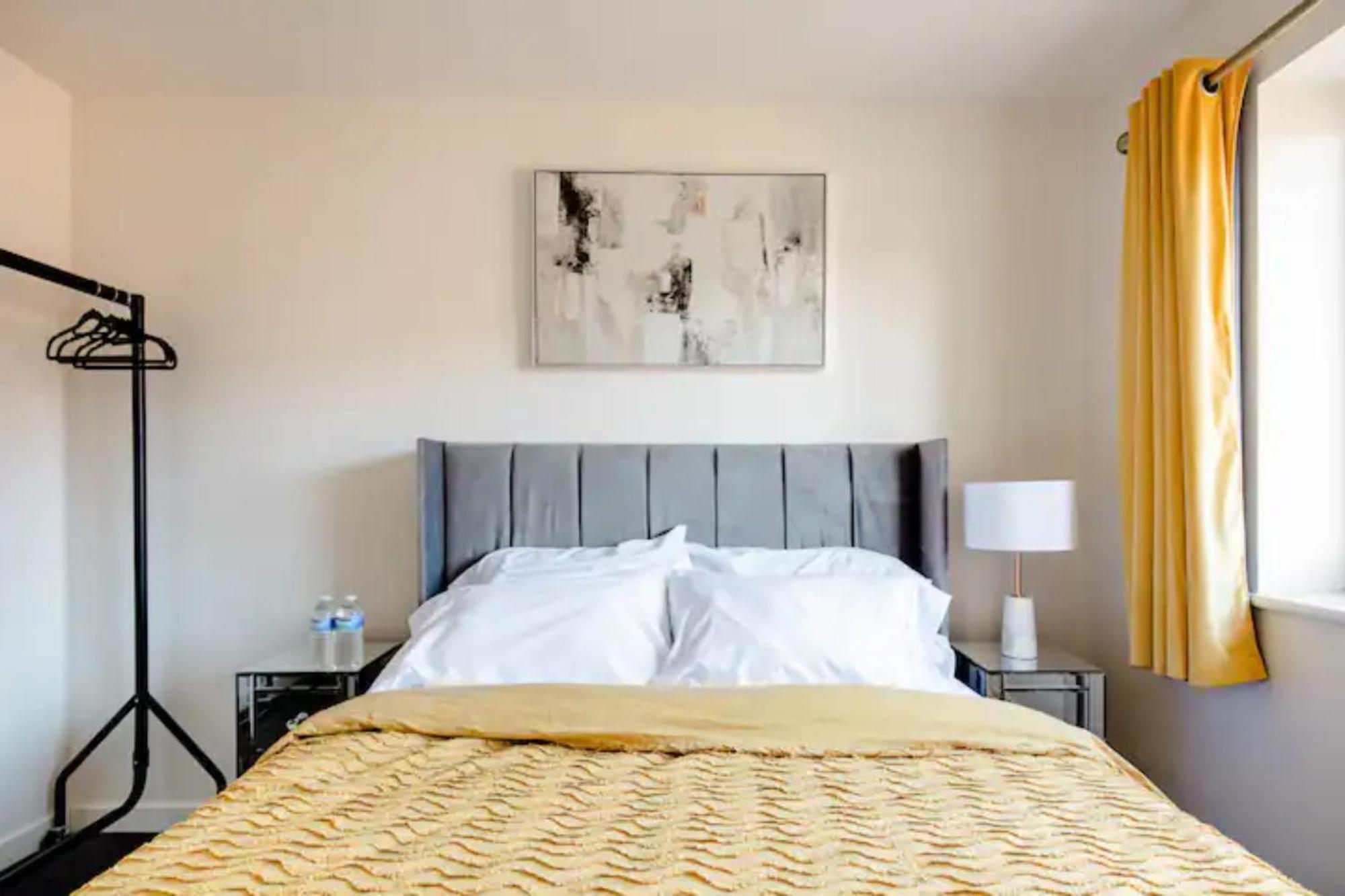 Stunning Private Room In A Home - Bathroom & Parking! Salford  Exteriör bild