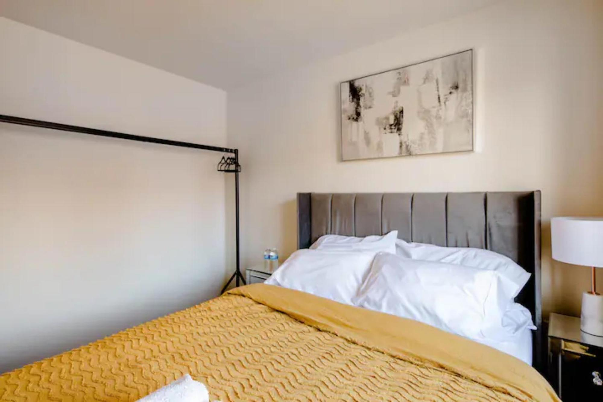 Stunning Private Room In A Home - Bathroom & Parking! Salford  Exteriör bild